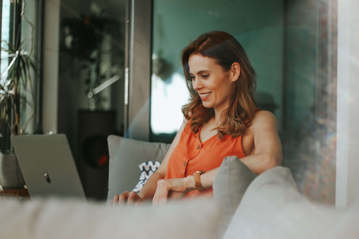 Femme en reconversion qui écrit une lettre de motivation